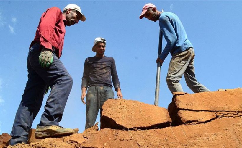 Ahlat'ta taş işçilerinin kavurucu sıcakta zorlu mesaisi