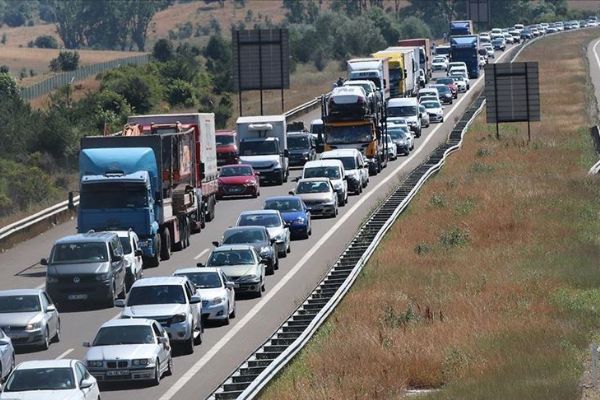 Gerede-Karadeniz Bağlantı Yolu'nda uzun araç kuyruğu oluştu