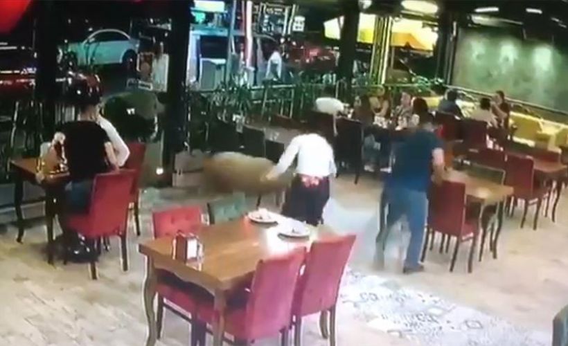 Sahibinin elinden kaçan kurbanlık koçun restorana girme anı kamerada