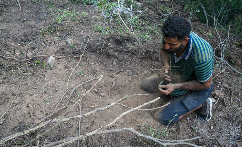 Suriyeli Hasan el-Hasan, İzmir'deki yangını söndürmek için avuçlarıyla toprak taşıdı - İZMİR