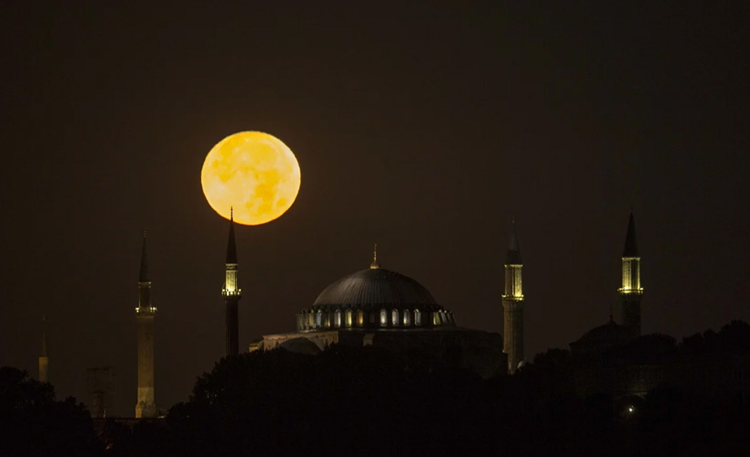 Ayasofya'da dolunay manzarası