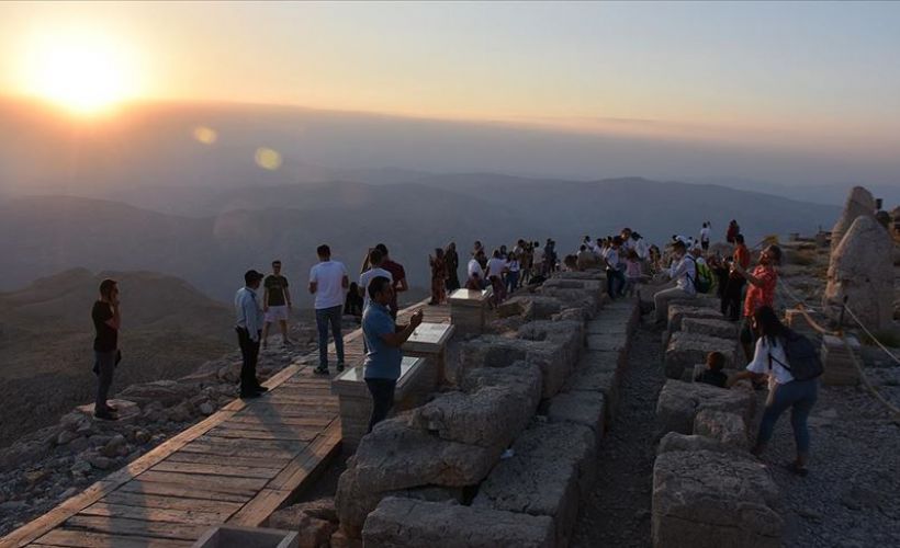 Nemrut, eşsiz manzarasıyla ziyaretçilerini büyülüyor