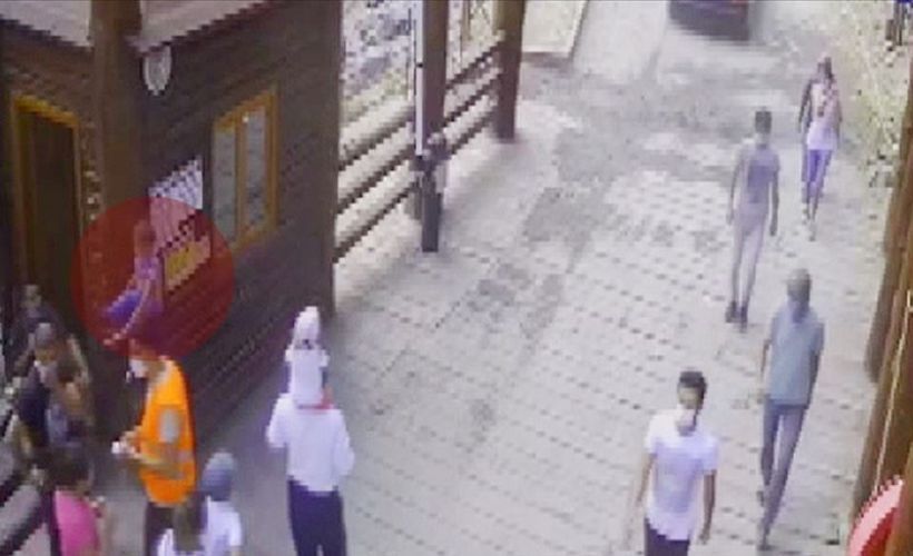 Babasının omzundan düşen çocuğu jandarma personeli havada yakaladı