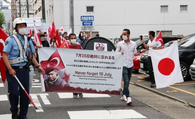 Nagoya'da FETÖ'ye ait okulun önünde terör örgütü protestosu