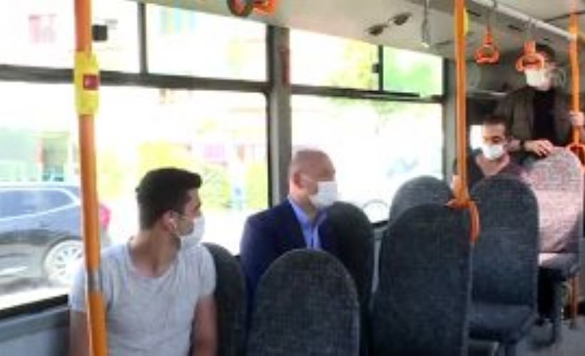 İçişleri Bakanı Soylu, halk otobüsüne bindi