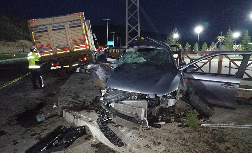 Sivas'ta kamyonla ticari araç çarpıştı: 3 ölü, 1 yaralı