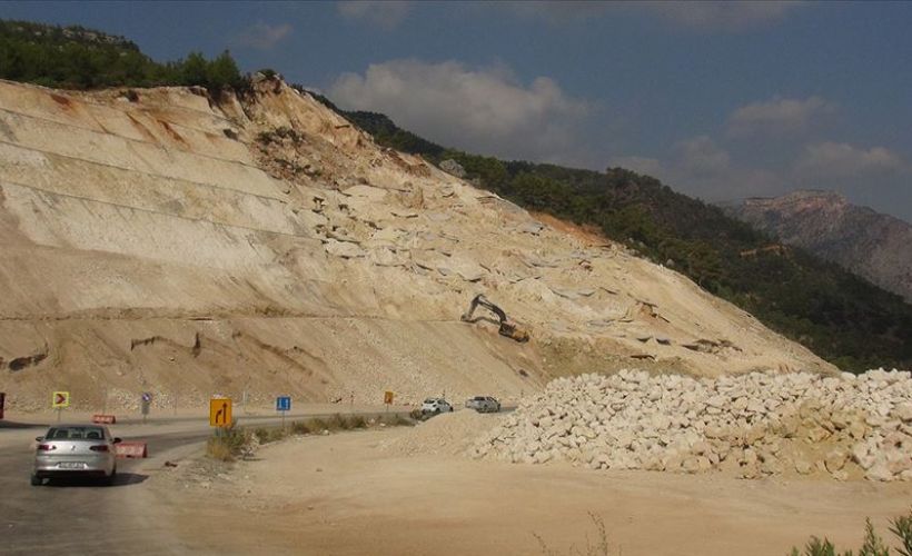 Mersin'de Silifke-Mut kara yolu heyelan nedeniyle ulaşıma kapandı