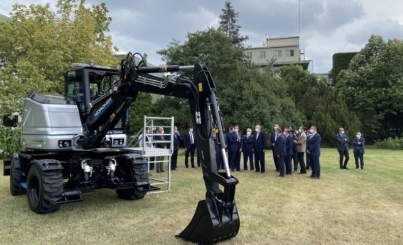 Cumhurbaşkanı Erdoğan, elektrikli yerli ekskavatörü kullandı