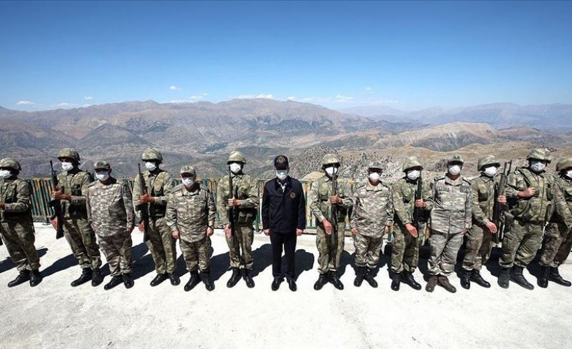 Milli Savunma Bakanı Akar ve komutanlardan Irak sınır hattındaki birliklere denetleme