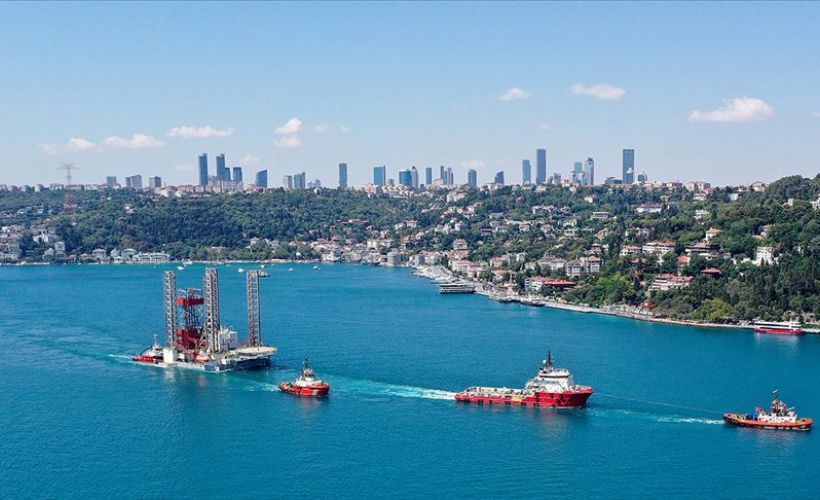 Dev petrol platformu 'GSP Saturn' İstanbul Boğazı'nda ilerliyor