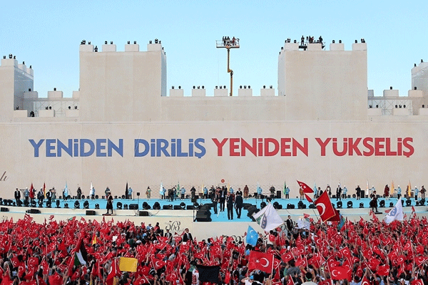 Osmanlı'ya hakaret işinden etti