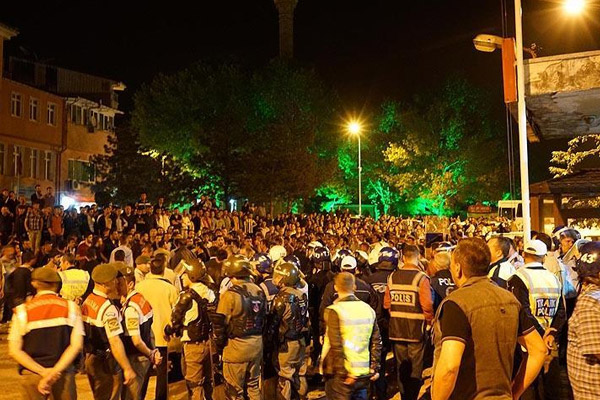 Kütahya'da Türk bayrağı yakıldı iddiası gerginliği