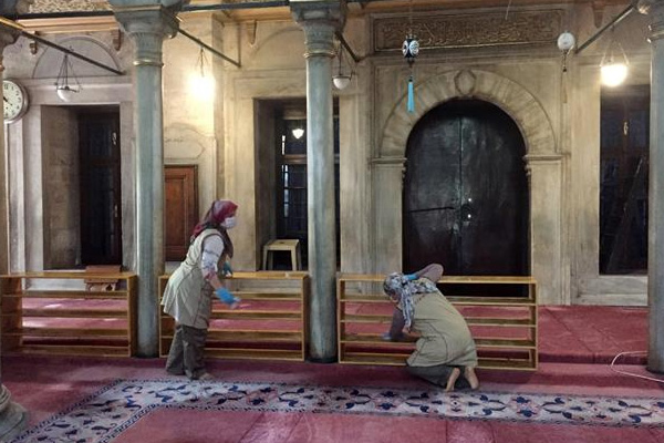 Eyüp Sultan Camii gül suyuyla yıkandı