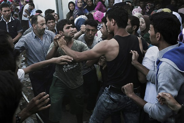 Mülteciler arasında bıçaklı kavga