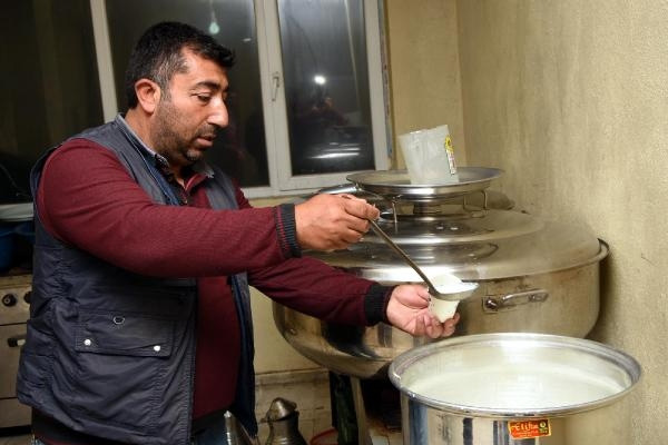 Sabah namazına gelene keçi sütü ve bal ikramı