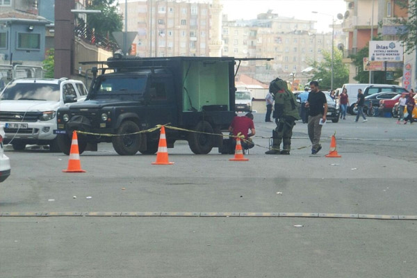 Diyarbakır Emniyet Müdürlüğü önünde şüpheli araç alarmı