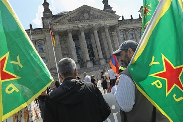 Alman parlamentosu önünde YPG bayrakları