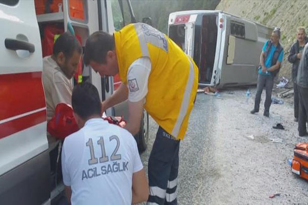 Yolcu otobüsü devrildi: 24 yaralı