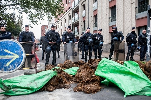 Paris'te tezekli protesto