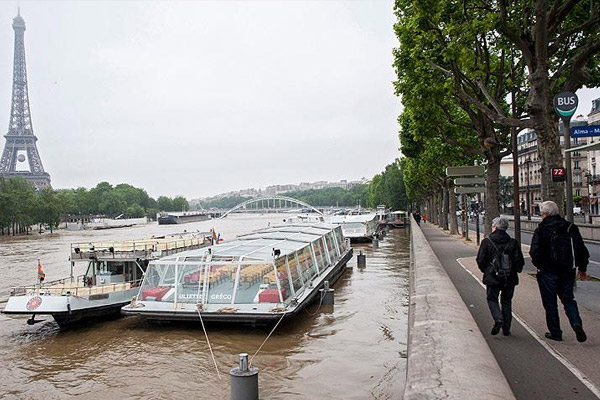 Fransa'da yağışlar müzeleri tahliye ettirdi