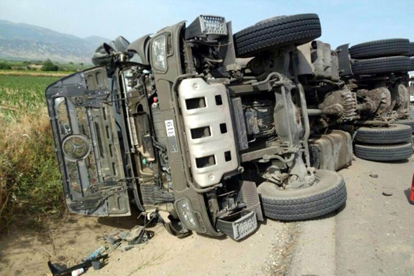 Askeri araç devrildi: 2 yaralı