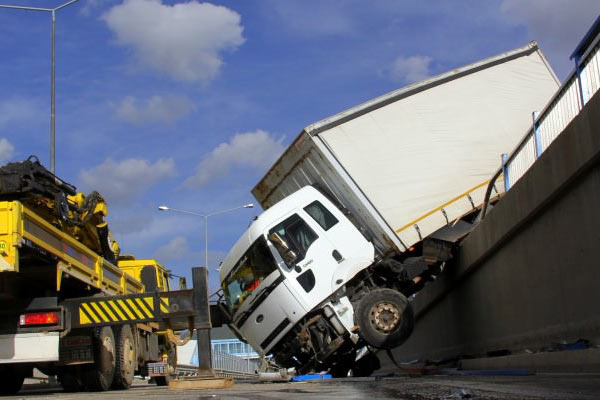 TIR köprüden uçtu