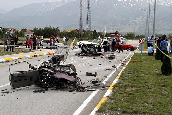 Ambulans ile otomobil çarpıştı: 3 ölü 8 yaralı