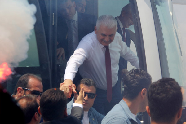 Başbakan memleketinde meşalelerle karşılandı