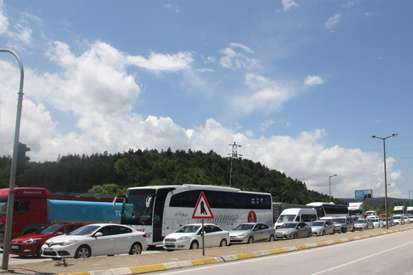 TEM’de uzun araç kuyruğu