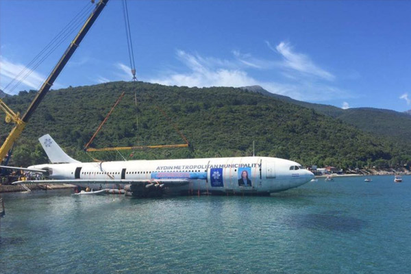 Kuşadası Körfezi’ne uçak indirdiler
