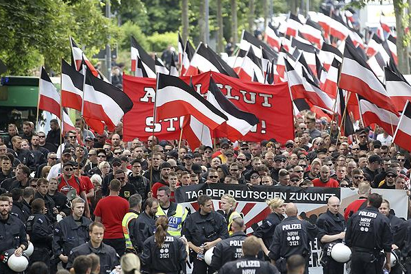Almanya'da aşırı sağcılar protesto edildi