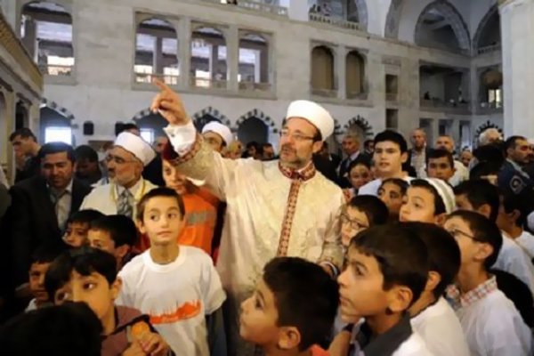 Görmez: Çocukları üzecekseniz teravihi evde kılın