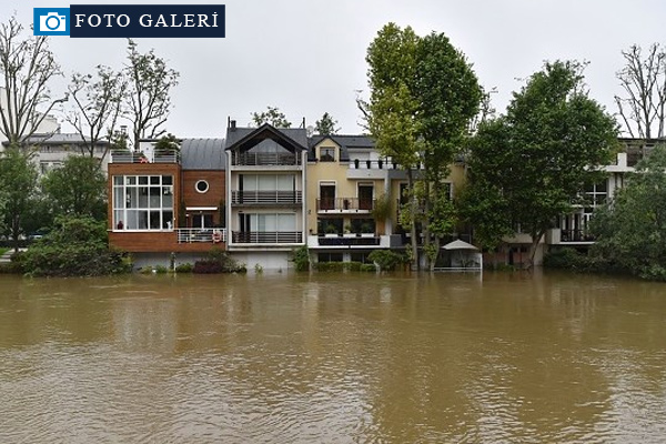 Fransa'da binlerce kişi evlerinden tahliye edildi
