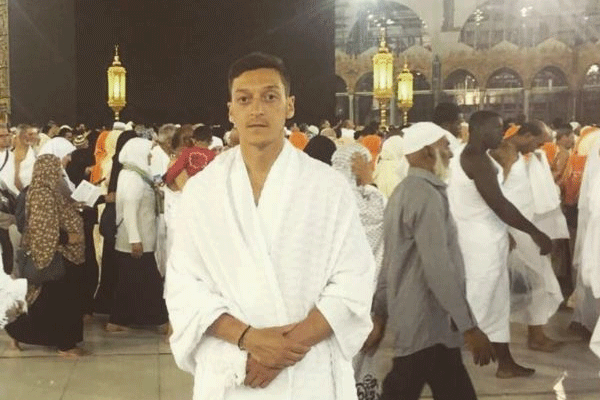 Mesut Özil'in Umre ziyaretine ırkçı yaklaşım