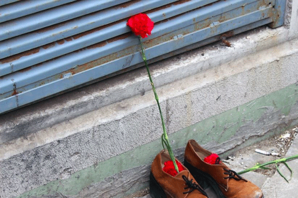 Anmaya ayakkabılarını gönderdi