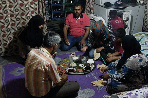 Savaşın mağdurları ilk sahuru yaptı