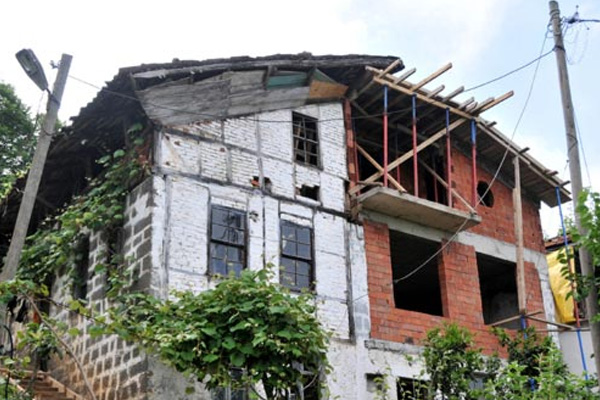 Baba mirası evi ortadan ikiye bölerek paylaştılar