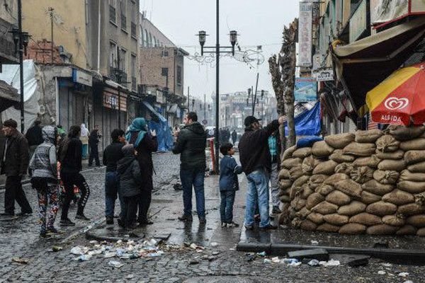 PKK'nın hendekleri Diyarbakır esnafını zora soktu