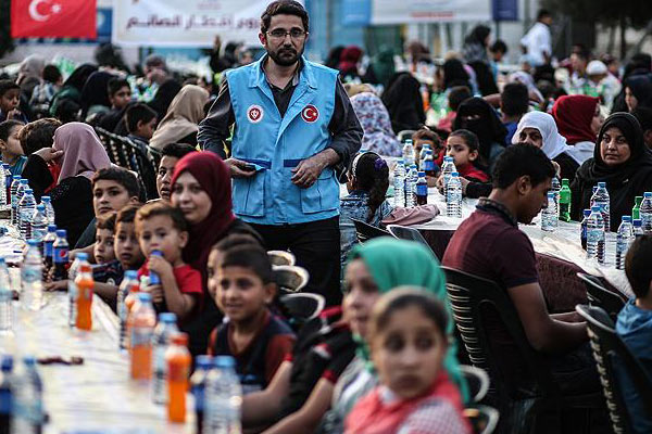 Diyanet Vakfı Gazze’de bin kişilik iftar sofrası kurdu