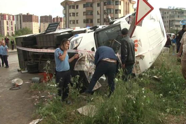 Servis araçları çarpıştı