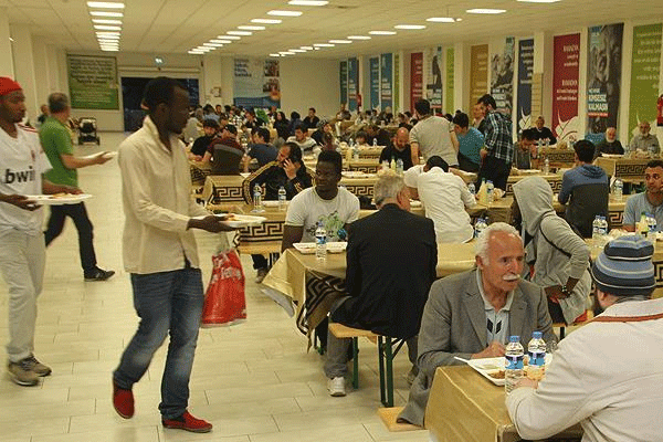 Almanya'da ilk iftar yapıldı