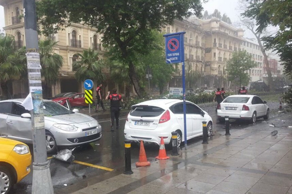 Beyazıt'ta polise saldırı!