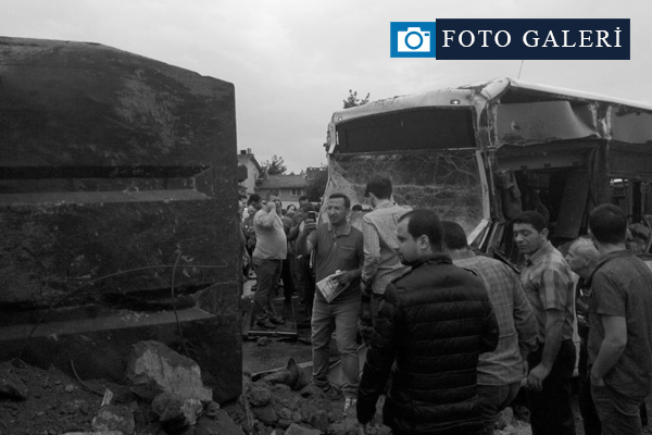 Hafriyat kamyonu metrobüs yoluna girdi