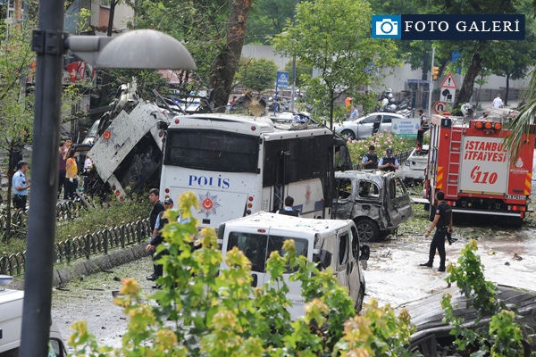 Beyazıt'ta polise saldırı