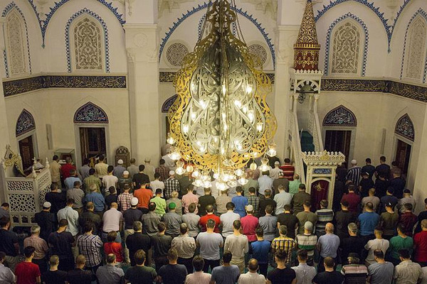 749 camide hatimle teravih kılınıyor