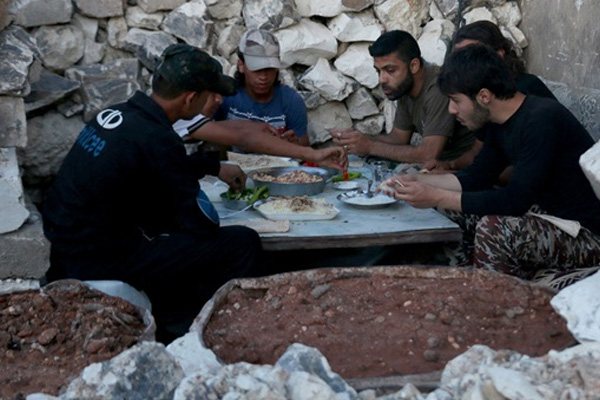 Muhalifler ilk iftarı cephede açtı