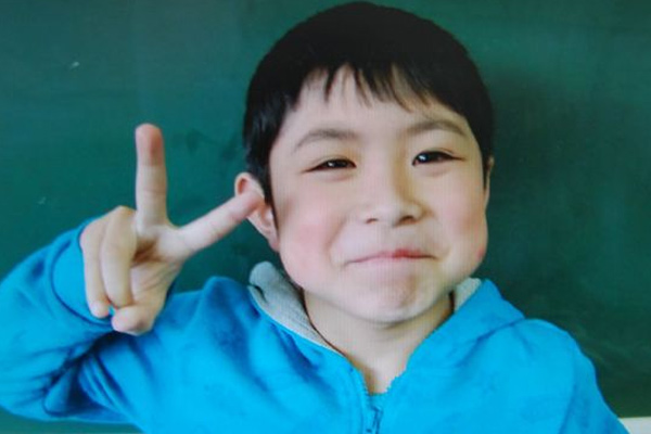 Ailesi tarafından ormana bırakılan çocuk babasını affetti