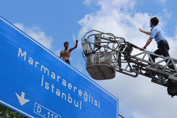 Yol tabelası üzerinde intihar girişimi