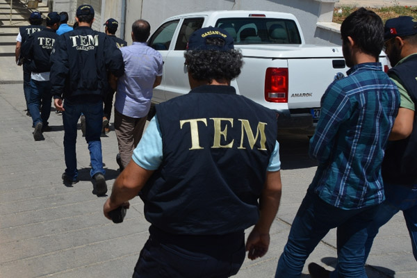 'FETÖ' operasyonunda 3 tutuklama