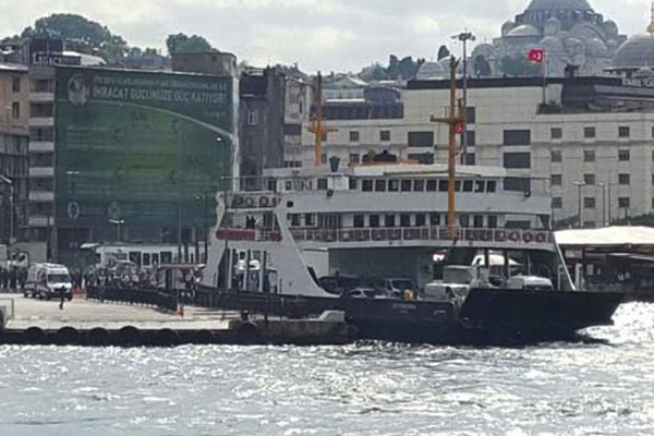 Eminönü'nde arabalı vapur kaza yaptı